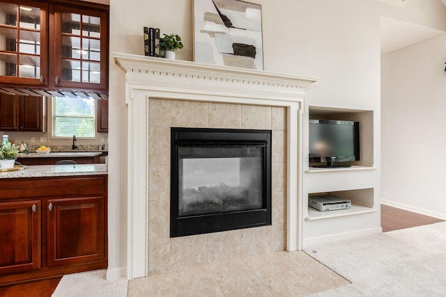 7019 Blakemore Ln, Dublin, OH 43016 - detailed view of a sink, a fireplace, baseboards, and carpet