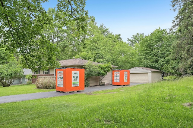 316 Westview Ave, Columbus, OH 43214 - view of grassy yard with a detached garage