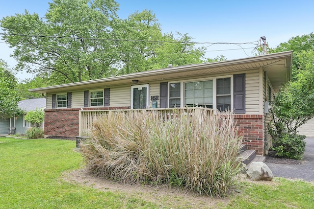 316 Westview Ave, Columbus, OH 43214 - ranch-style home featuring brick siding and a front lawn