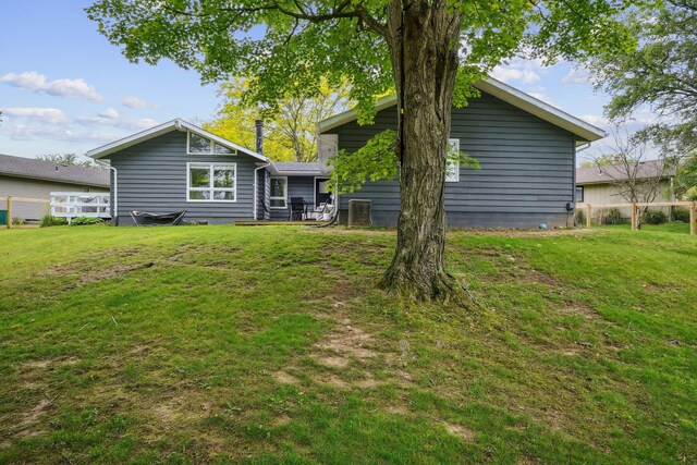 710 Cloverleaf Ct, Mansfield, OH 44904 - back of property featuring a lawn