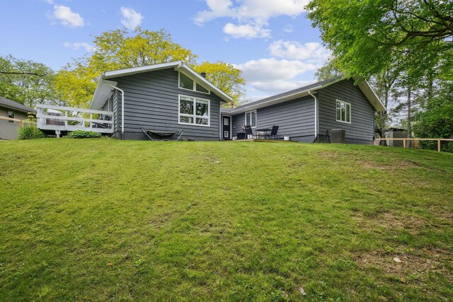710 Cloverleaf Ct, Mansfield, OH 44904 - back of property with a wooden deck and a yard