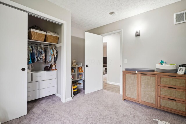 710 Cloverleaf Ct, Mansfield, OH 44904 - bedroom with carpet floors, a closet, baseboards, and a textured ceiling