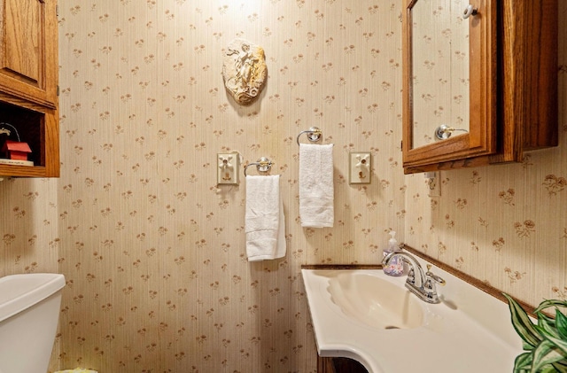 300 Stockbridge Rd, Columbus, OH 43207 - half bath featuring toilet, vanity, and wallpapered walls