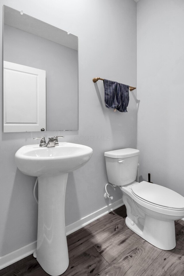 294 Shady Hollow Dr, Commercial Point, OH 43116 - bathroom featuring a sink, toilet, wood finished floors, and baseboards