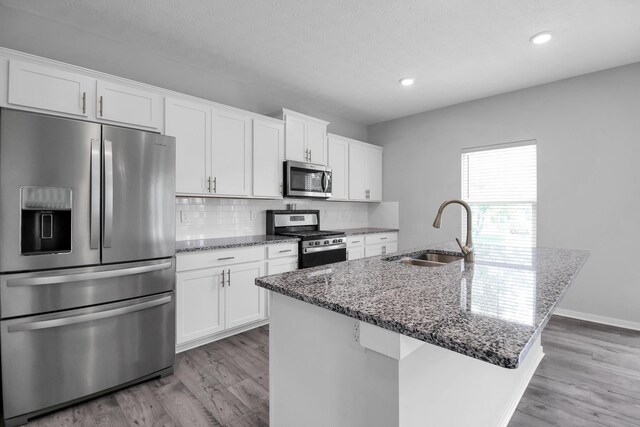 294 Shady Hollow Dr, Commercial Point, OH 43116 - kitchen featuring stainless steel appliances, a sink, light wood-type flooring, white cabinets, and recessed lighting