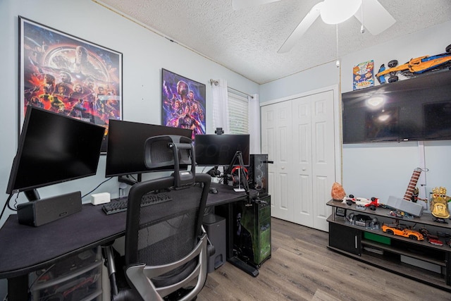 1427 Trabue Woods Blvd, Columbus, OH 43228 - office area with wood finished floors, a textured ceiling, and ceiling fan