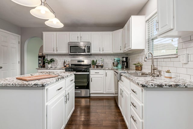 118 Firestone Dr, Delaware, OH 43015 - kitchen featuring stainless steel appliances, a sink, backsplash, and white cabinetry