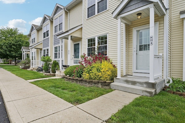 894 Noddymill Ln E Unit 28E, Columbus, OH 43085 - property entrance featuring a yard