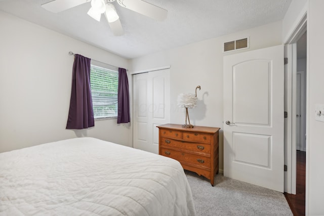 5718 Brook Hollow Dr, Hilliard, OH 43026 - bedroom featuring a closet, carpet flooring, a ceiling fan, and a textured ceiling