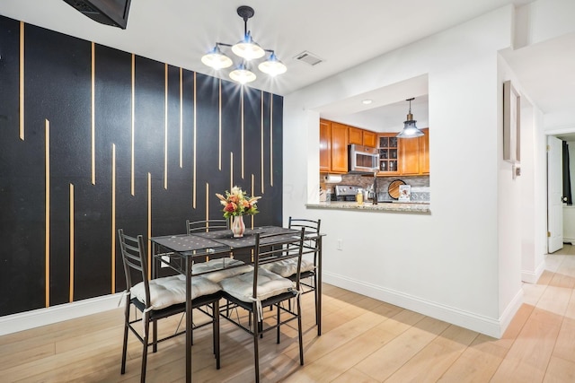 1450 Cliff Ct Unit 25, Columbus, OH 43204 - dining area featuring light wood finished floors and baseboards