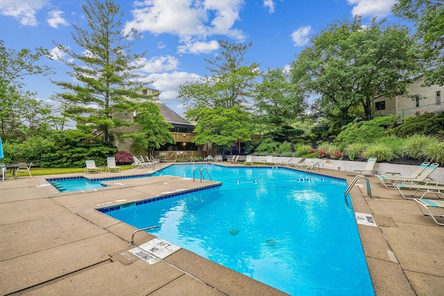 1450 Cliff Ct Unit 25, Columbus, OH 43204 - community pool featuring a patio area and a jacuzzi