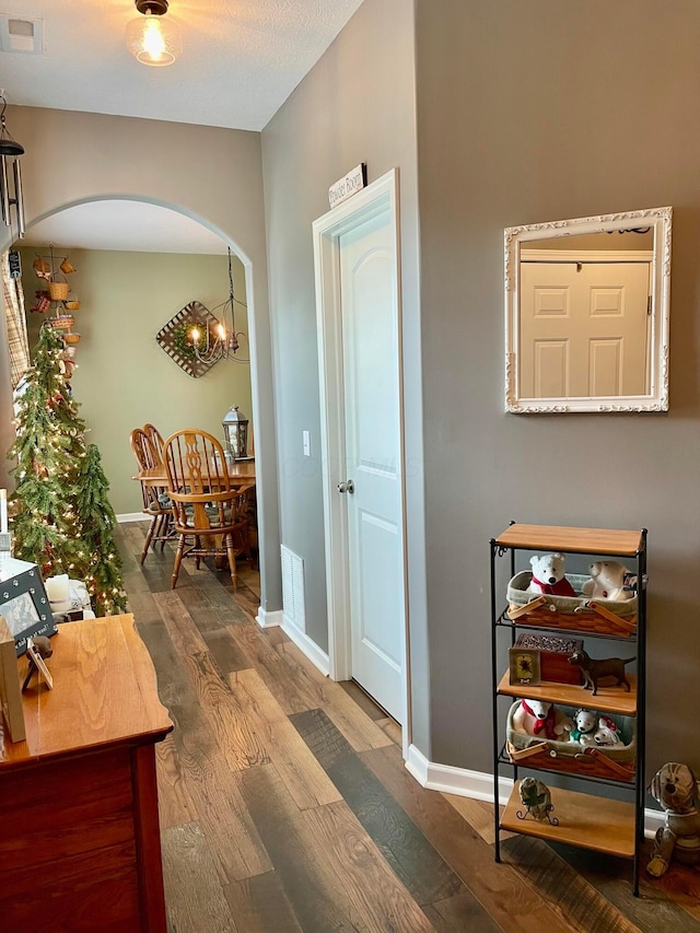 6231 Red Glare Dr Unit 287, Galloway, OH 43119 - hall featuring arched walkways, wood finished floors, and baseboards