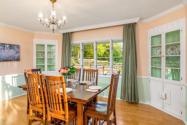 1117 E Vine St, Mount Vernon, OH 43050 - dining area featuring crown molding, light wood-style floors, and a chandelier