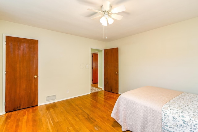 1117 E Vine St, Mount Vernon, OH 43050 - bedroom with wood finished floors, baseboards, and a ceiling fan