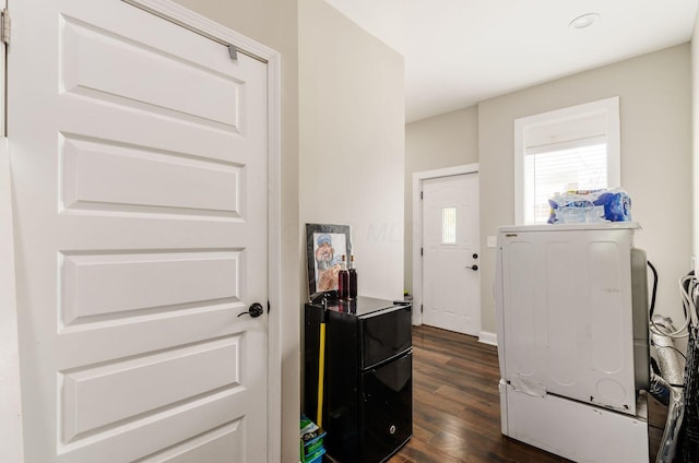 626-628 Wilson Ave, Columbus, OH 43205 - entryway featuring dark wood-style flooring and baseboards