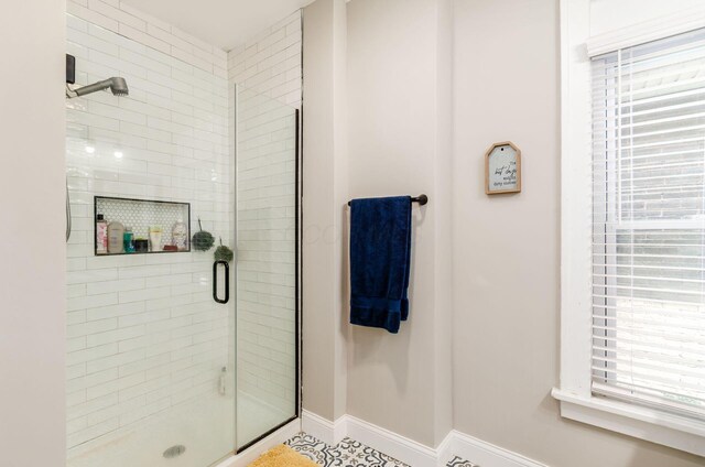 626-628 Wilson Ave, Columbus, OH 43205 - bathroom with a stall shower and baseboards