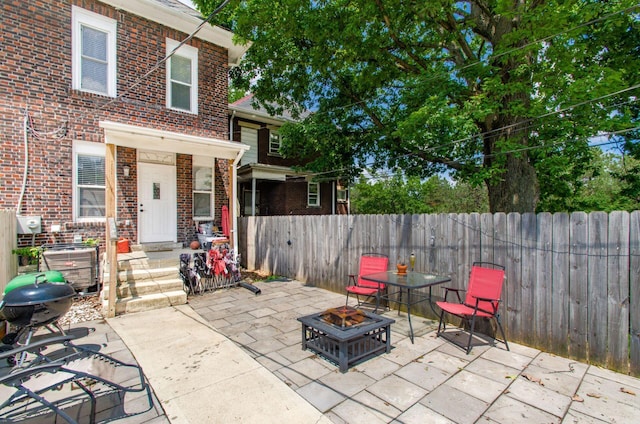 626-628 Wilson Ave, Columbus, OH 43205 - fenced backyard with a fire pit and a patio