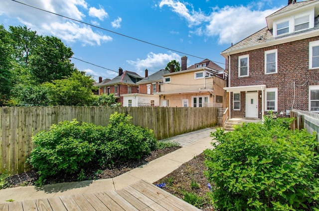 626-628 Wilson Ave, Columbus, OH 43205 - fenced backyard with a residential view