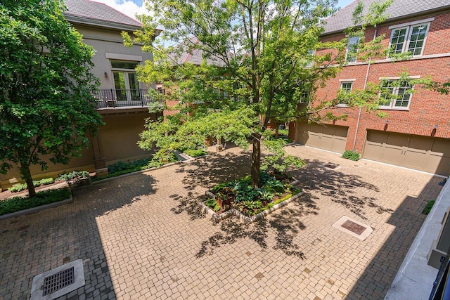 873 S Pearl St, Columbus, OH 43206 - view of property's community with driveway and a garage