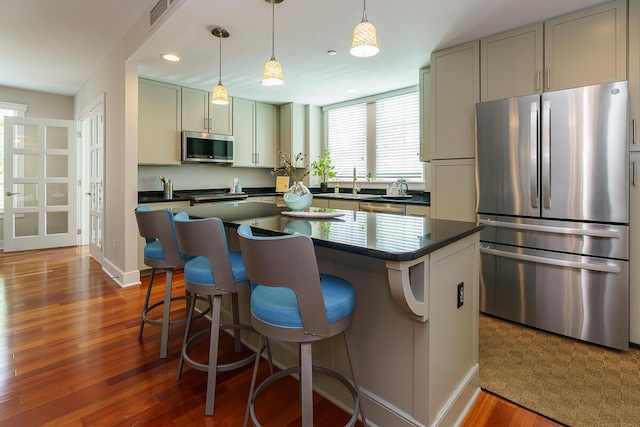 873 S Pearl St, Columbus, OH 43206 - kitchen with appliances with stainless steel finishes, dark countertops, plenty of natural light, a breakfast bar area, and recessed lighting