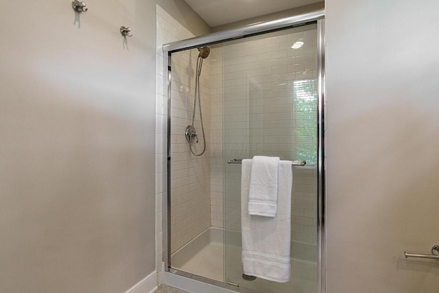 873 S Pearl St, Columbus, OH 43206 - full bath featuring a shower stall and baseboards