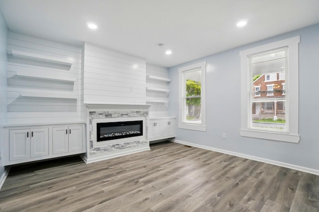 517 S Champion Ave, Columbus, OH 43205 - unfurnished living room featuring wood finished floors, baseboards, a glass covered fireplace, and recessed lighting