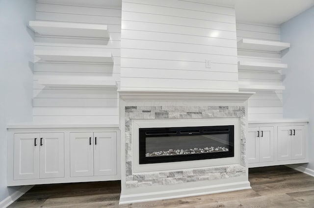 517 S Champion Ave, Columbus, OH 43205 - detailed view of wood finished floors, a glass covered fireplace, and baseboards
