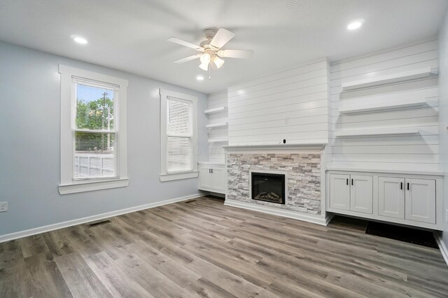 517 S Champion Ave, Columbus, OH 43205 - unfurnished living room featuring a ceiling fan, wood finished floors, a glass covered fireplace, baseboards, and recessed lighting
