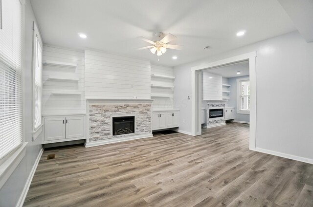 517 S Champion Ave, Columbus, OH 43205 - unfurnished living room featuring a glass covered fireplace, ceiling fan, wood finished floors, baseboards, and recessed lighting