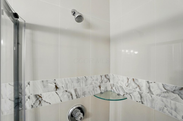 517 S Champion Ave, Columbus, OH 43205 - bathroom view of a tile shower