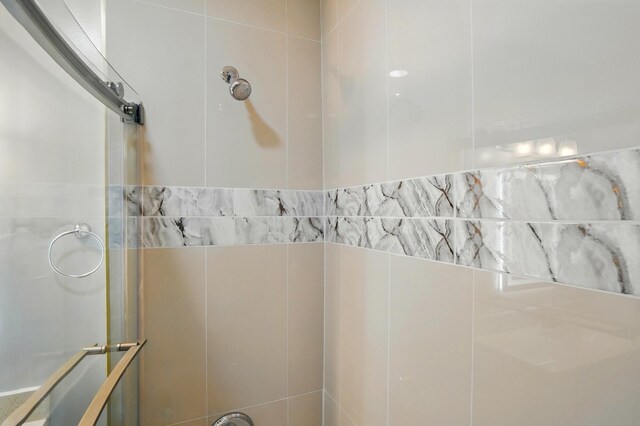 517 S Champion Ave, Columbus, OH 43205 - bathroom featuring a shower