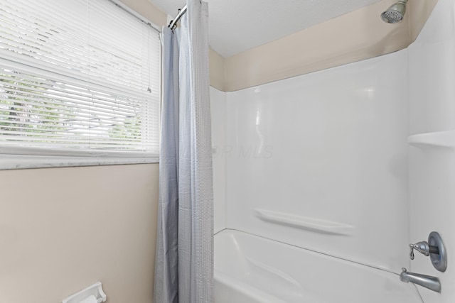 4930 Carbondale Dr, Columbus, OH 43232 - full bath featuring shower / bath combo with shower curtain
