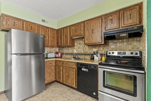 5722 Jousting Ln Unit B, Columbus, OH 43231 - kitchen featuring stainless steel appliances, under cabinet range hood, a sink, tasteful backsplash, and light tile patterned floors