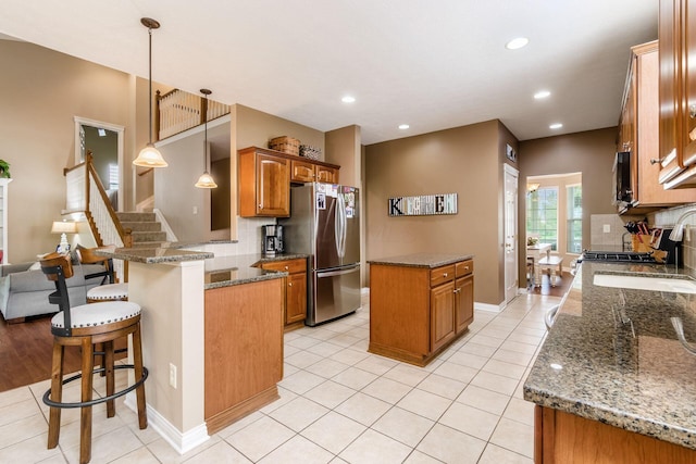 5673 Sugarwood Dr, New Albany, OH 43054 - kitchen with freestanding refrigerator, a sink, a center island, tasteful backsplash, and recessed lighting