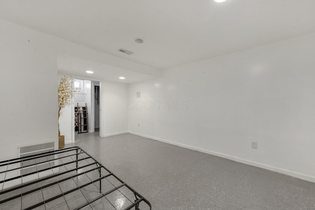 883 Mcnaughten Rd, Columbus, OH 43213 - unfurnished room with recessed lighting and speckle patterned floor
