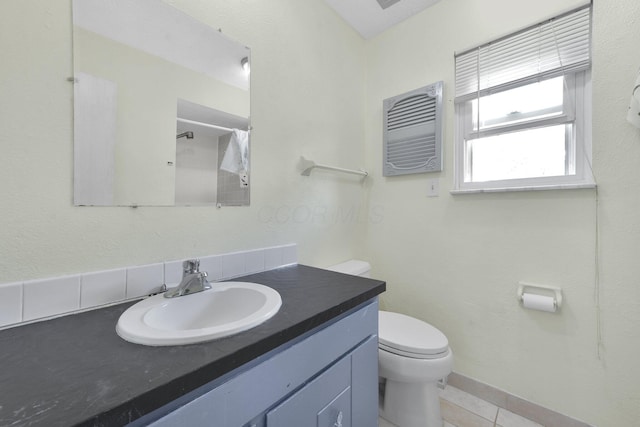 883 Mcnaughten Rd, Columbus, OH 43213 - full bathroom featuring vanity, tile patterned flooring, and a shower with curtain