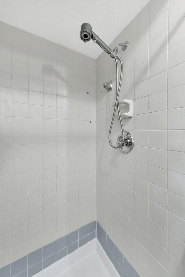 883 Mcnaughten Rd, Columbus, OH 43213 - full bath featuring tiled shower and a textured ceiling