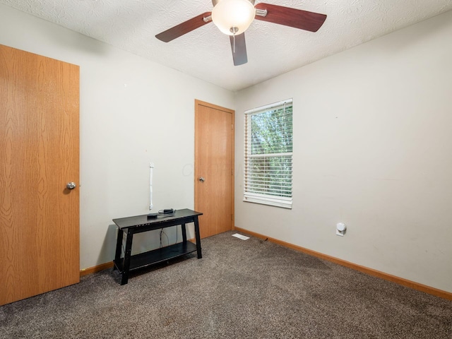 263 Timber Hearth Ct, Newark, OH 43055 - unfurnished bedroom featuring carpet flooring, a textured ceiling, a ceiling fan, and a closet