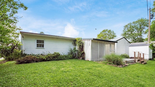 524 Ridgefield Rd, Newark, OH 43055 - rear view of house featuring a yard