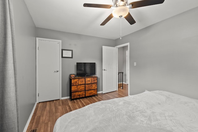 2560 Scioto View Ln, Columbus, OH 43221 - bedroom featuring wood finished floors, baseboards, and ceiling fan