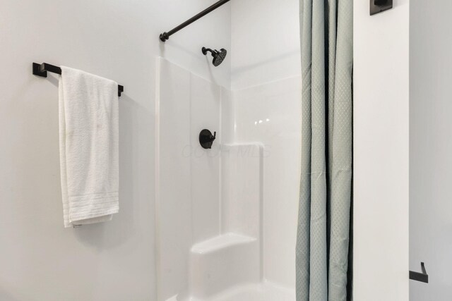 13081 Dogwood Rd NE, Thornville, OH 43076 - bathroom with a shower with curtain