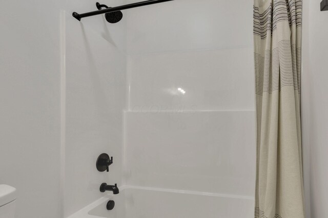 13081 Dogwood Rd NE, Thornville, OH 43076 - full bath with shower / tub combo with curtain and toilet