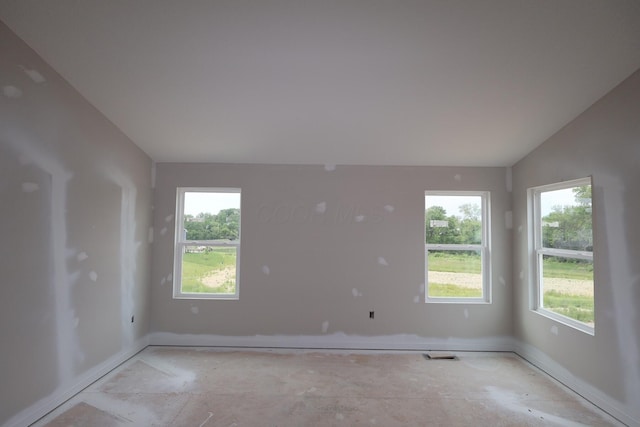 979 Heimat Haus Dr, Grove City, OH 43123 - empty room with baseboards and lofted ceiling
