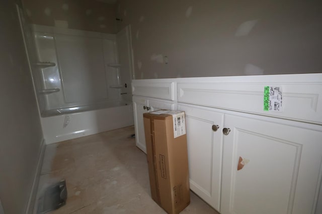979 Heimat Haus Dr, Grove City, OH 43123 - bathroom with bathtub / shower combination