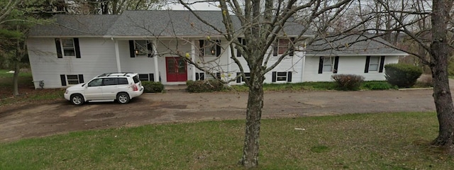 1321 S Westwood Dr, Zanesville, OH 43701 - view of front of house featuring roof with shingles