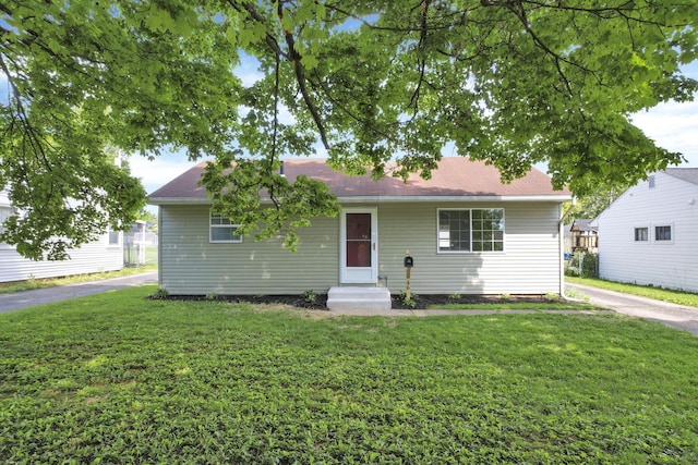 46 S 24th St, Newark, OH 43055 - view of front facade with entry steps and a front lawn