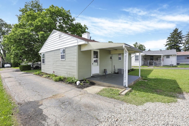 46 S 24th St, Newark, OH 43055 - bungalow featuring a front lawn, a chimney, and central AC