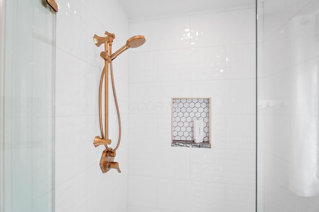 5633 Travis Pointe Ct, Westerville, OH 43082 - bathroom view of tiled shower