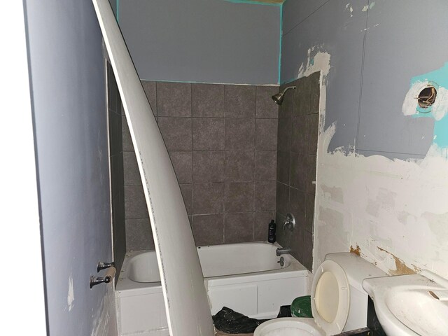 2886 E 6th Ave, Columbus, OH 43219 - full bathroom featuring toilet, shower / tub combination, and a sink