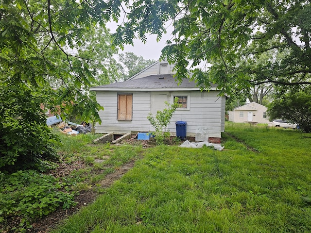 2886 E 6th Ave, Columbus, OH 43219 - back of house with a yard
